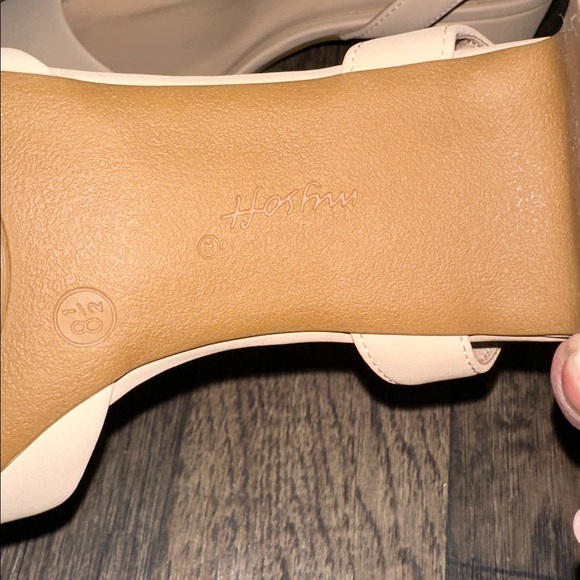 Elegant Nude Women's Heels - Picture 6 of 6